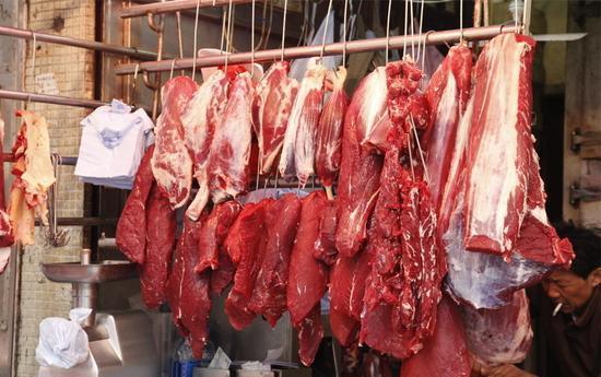 美国猪肉降价，人们甚至购买不到猪肉了，不升反降因为疫情影响