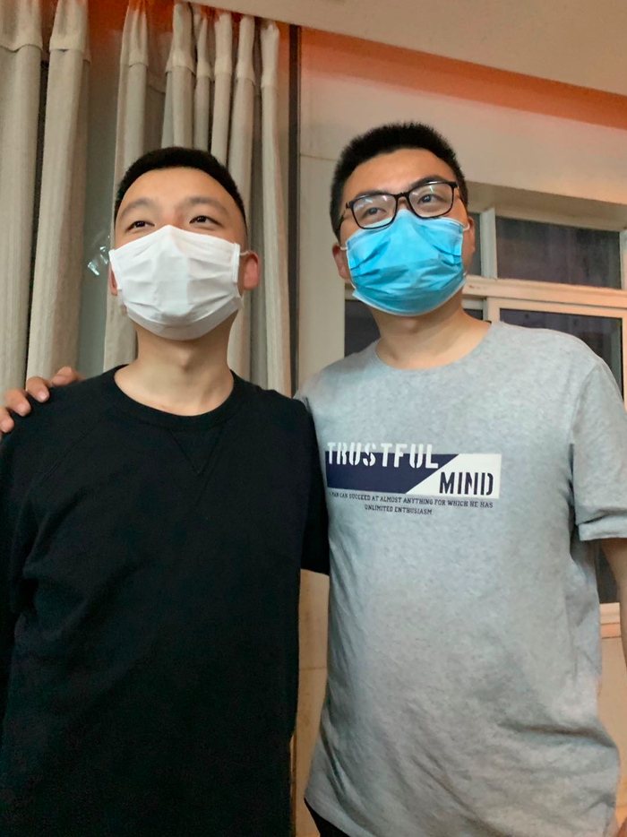 ▲姚策（左）与郭明在一起。新京报记者 胡巍 摄