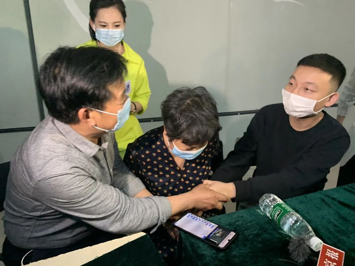 ▲姚策和亲生父母首次见面。新京报记者 胡巍 摄