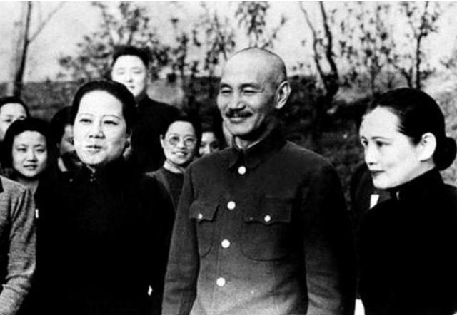 为了宋家利益，宋霭龄看准了蒋介石的政治前途，力促蒋宋联姻