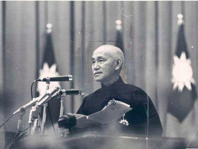 为了宋家利益，宋霭龄看准了蒋介石的政治前途，力促蒋宋联姻