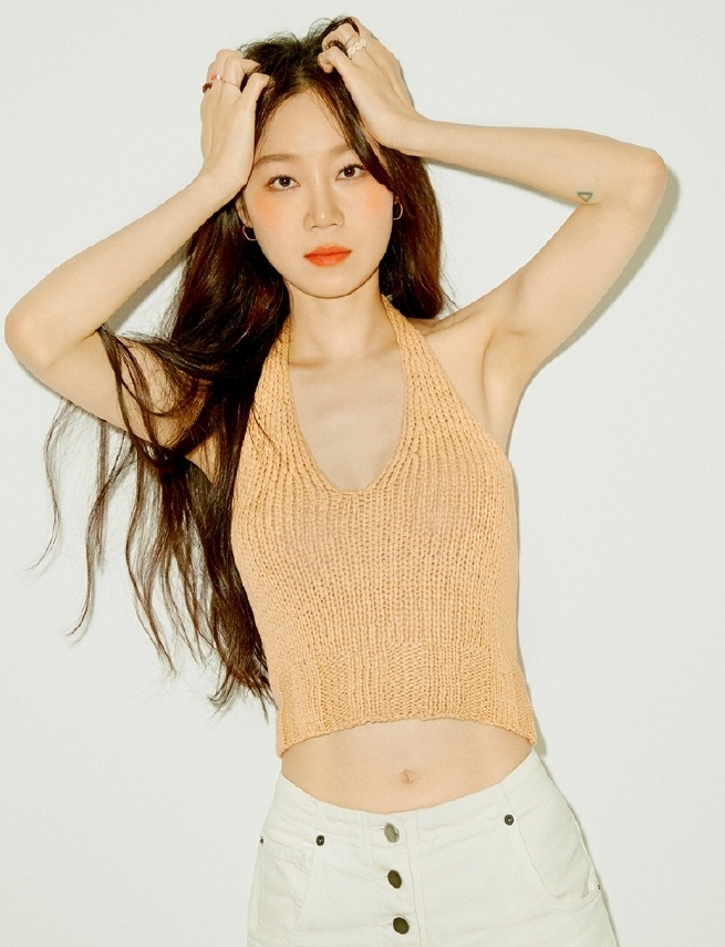 40岁孔孝真太美了穿针织吊带秀出完美身材纤细腰身令人羡慕