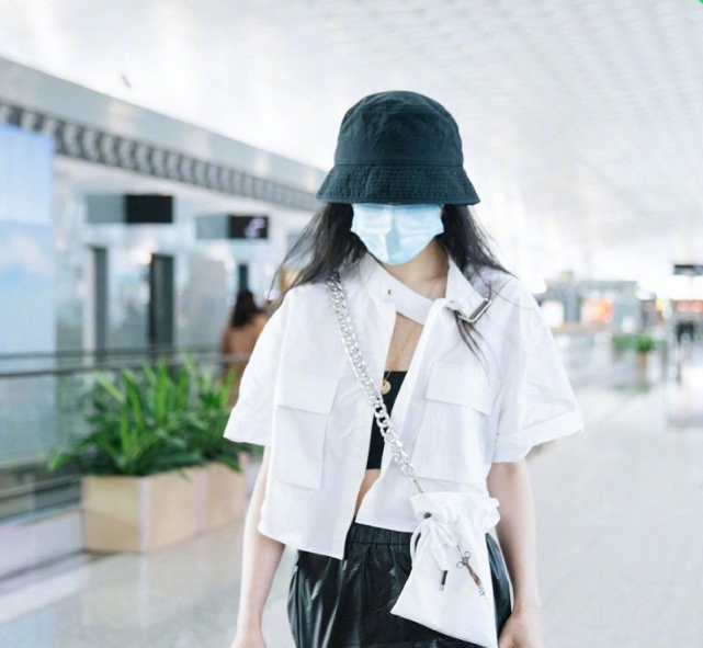 郑爽身穿白衬衫内搭黑色露脐装秀纤细美腰双手插兜太飒太美