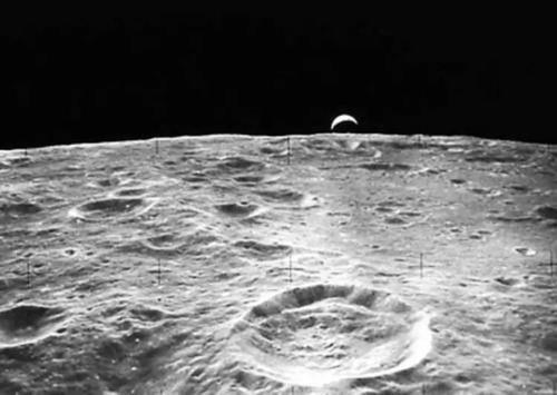 为何人类不再次登月呢？，科学家发现月球竟始终在“盯着”地球看