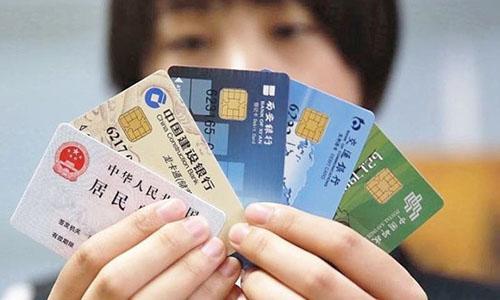 银行卡挂失补办的秘密：只给新卡号的银行，有何目的？
