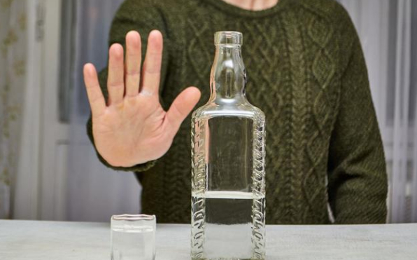 戒酒有什么好处?医生提到这5点,帮你下决心远离酒精|肝脏|饮酒|湿疹|哑巴|大脑_新浪新闻