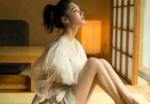 李沁的麻雀脚有多出名男演员不敢抱起她怕鞋整没了