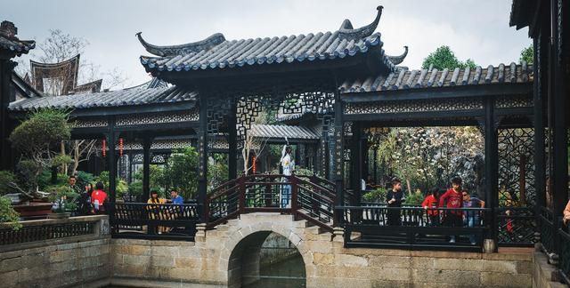 广东著名四大名园又称岭南四大园林，佛山占了两个