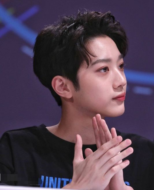 赖冠霖凭借这部剧,获得了超高的流量,能够有机会上很多综艺节目增加