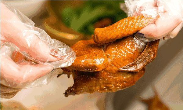 厨师长独家脆皮乳鸽配方公开了，一般的店面根本见不到