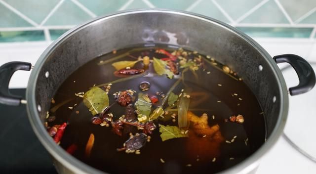 厨师长独家脆皮乳鸽配方公开了，一般的店面根本见不到