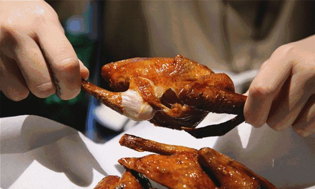 厨师长独家脆皮乳鸽配方公开了，一般的店面根本见不到