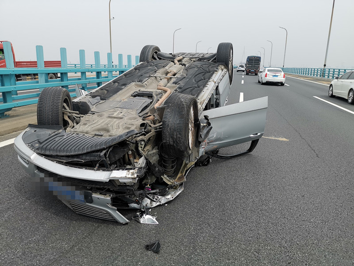 开车走神 拖鞋滑脚 这位90后女司机翻车了 幸好大家都系了安全带