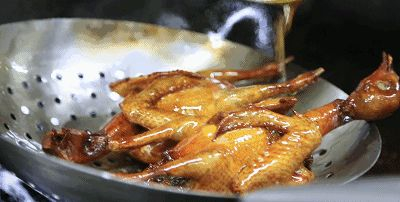 厨师长独家脆皮乳鸽配方公开了，一般的店面根本见不到