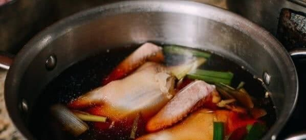 厨师长独家脆皮乳鸽配方公开了，一般的店面根本见不到
