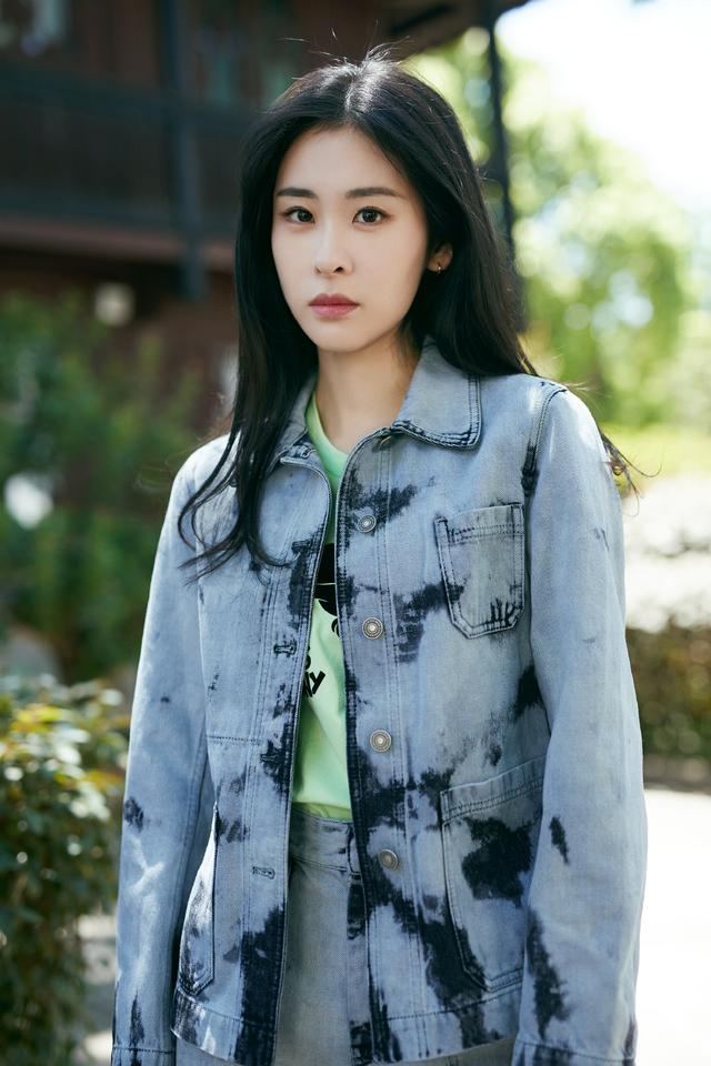 张碧晨牛仔套装选择了复古的纽扣,布袋装饰,没有多余的装饰部分,简单