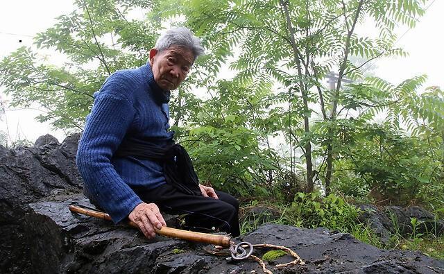 92岁老人在深山修建“活人墓”，花费整整22年，墓内还有机关重重