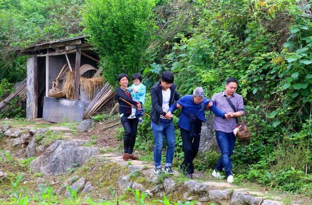 92岁老人在深山修建“活人墓”，花费整整22年，墓内还有机关重重