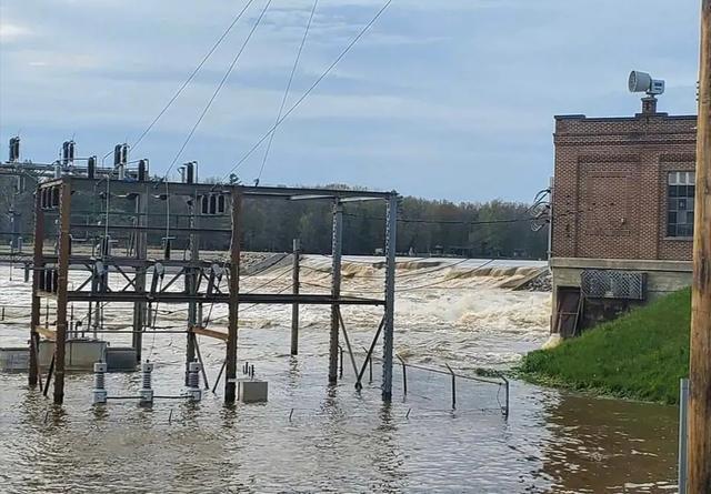 美国密歇根州暴雨成灾，三座水坝崩溃城镇成泽国，居民逃离家园