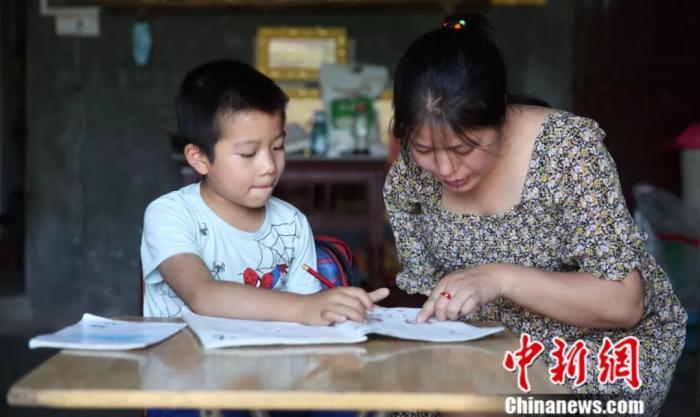 一只手撑起半边天！独臂女干部成“全村人的希望”