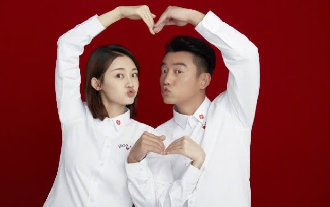 郑恺苗苗宣布结婚:晒9宫格幸福照, 穿情侣服给大家报喜