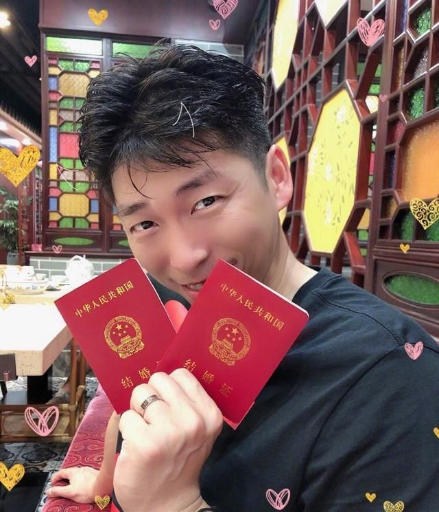 恭喜,沈琼之后,又一男排猛将领证结婚了,妻子甜美可爱