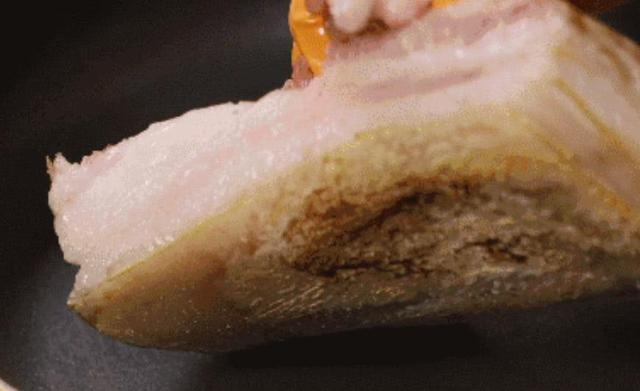 带皮的猪肉容易有猪毛,很多人没工具清理,那是不知道方法