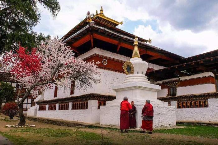 唯一没和我国建交的邻国，幸福指数全球最高，贵族施行一夫多妻制