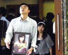 2008年，谭静半裸坠楼身亡，3名韩籍男子在房间对其做了什么？