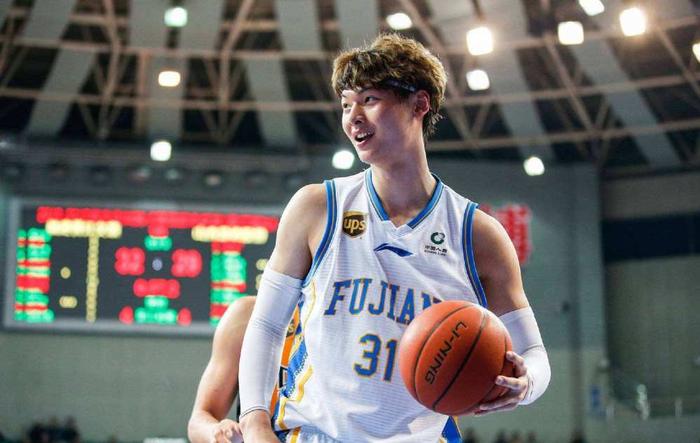 中国男篮最特殊球员，22岁被NBA选中 多重身份或成最大赢家