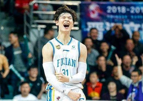 中国男篮最特殊球员，22岁被NBA选中 多重身份或成最大赢家