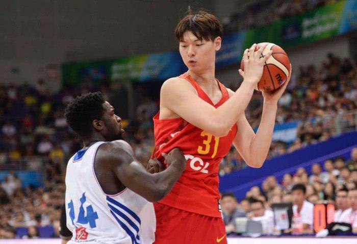 中国男篮最特殊球员，22岁被NBA选中 多重身份或成最大赢家