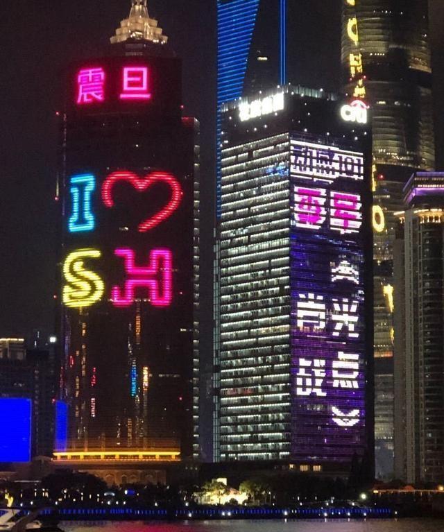 肖战入选《中国新闻周刊》内页，《光点》榜单第三登上上海外滩