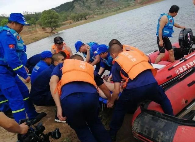 沁源消防联合蓝天救援队开展水上救援综合演练