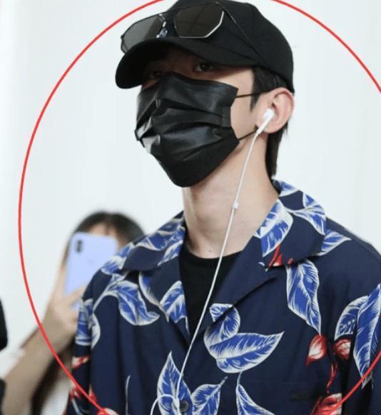 蔡徐坤现身郑州机场，过安检摘帽子发量惊人，网友：酸了酸了