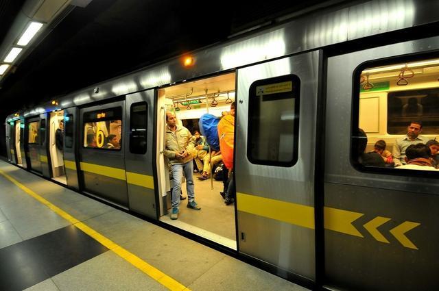 谁说印度脏乱差？实拍首都新德里地铁，干净卫生，还有女性专座