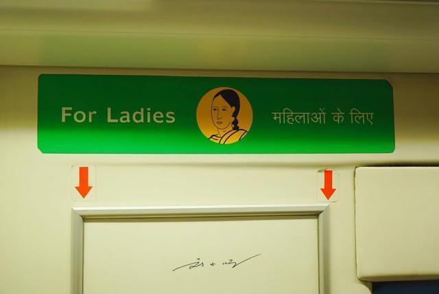 谁说印度脏乱差？实拍首都新德里地铁，干净卫生，还有女性专座