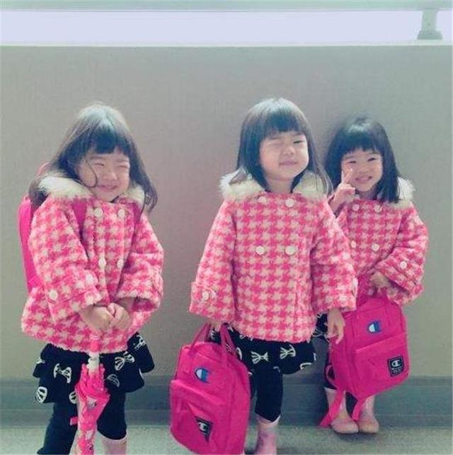 爸爸接三胞胎放学去晚了，女儿们气得扔书包，门卫大爷被娃逗笑