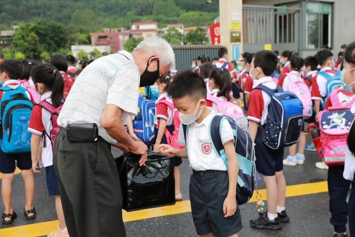 肇庆1-2年级小学生返校，有萌娃找不到教室…