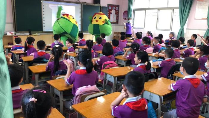 肇庆1-2年级小学生返校，有萌娃找不到教室…