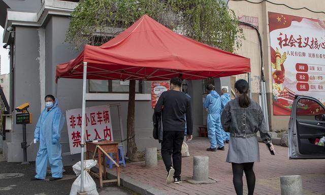 是否要清除流浪狗，小区居民展开激辩，保安们倒是并不在意