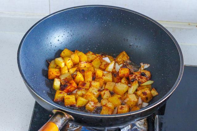 新鲜土豆上市，学会这种做法，味道赛过红烧肉，吃起来特别香