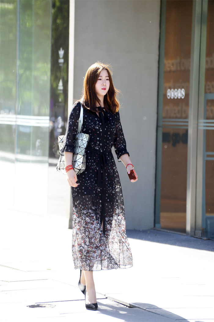 黑色渐变印花长裙,搭配一双高跟鞋,适合30岁的女士穿搭