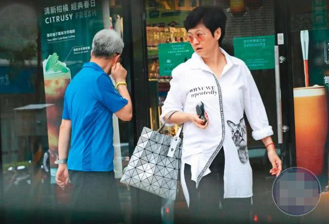 她自曝17年没夫妻生活，发现老公有6部手机，老公与助理同出同进