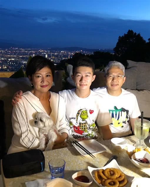 她自曝17年没夫妻生活，发现老公有6部手机，老公与助理同出同进