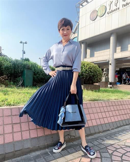 她自曝17年没夫妻生活，发现老公有6部手机，老公与助理同出同进