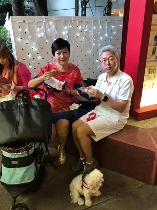 她自曝17年没夫妻生活，发现老公有6部手机，老公与助理同出同进