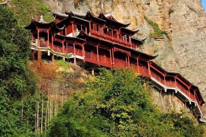 浙江的这处悬空寺，立于悬崖之上惊险无比，有着传奇的佛山