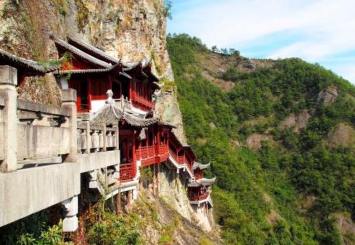 浙江的这处悬空寺，立于悬崖之上惊险无比，有着传奇的佛山