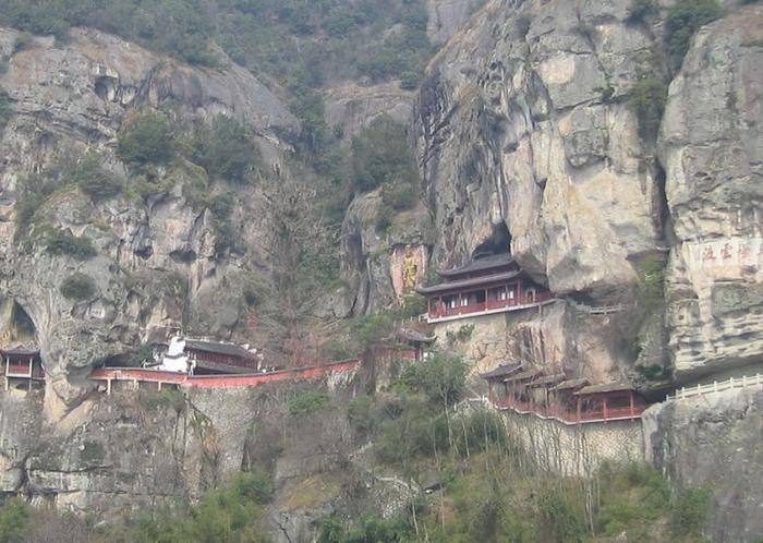 浙江的这处悬空寺，立于悬崖之上惊险无比，有着传奇的佛山